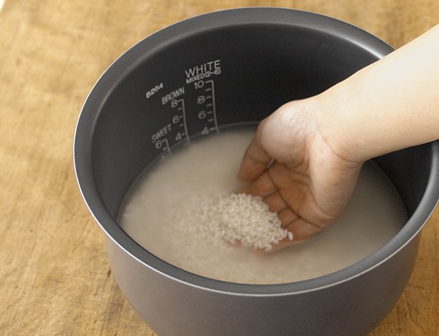 Rinsing Brown Rice for Cooking